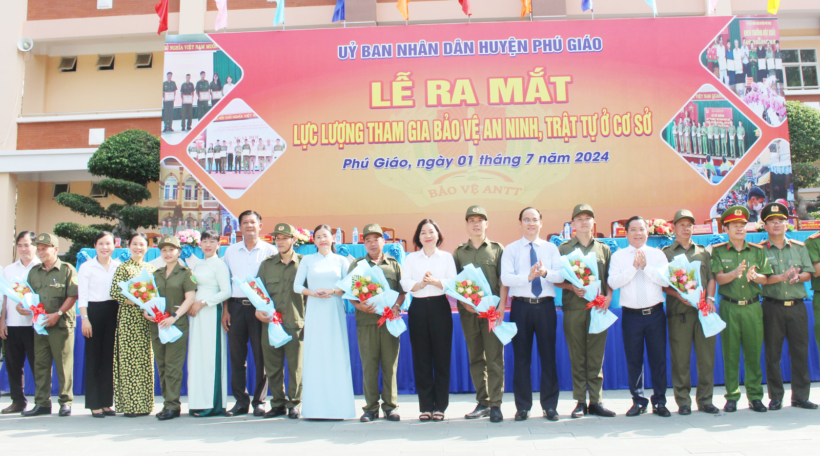 Lãnh đạo tỉnh và huyện Phú Giáo tặng hoa cho lực lượng tham gia bảo vệ ANTT ở cơ sở.